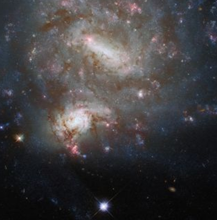 שתי גלקסיות ספירליות קרובות, אבל רחוקות